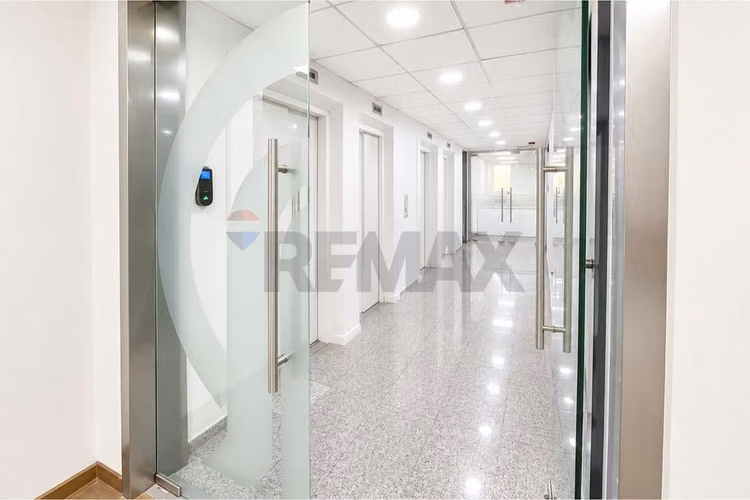 Oficina en arriendo el golf 100 m² habilitada