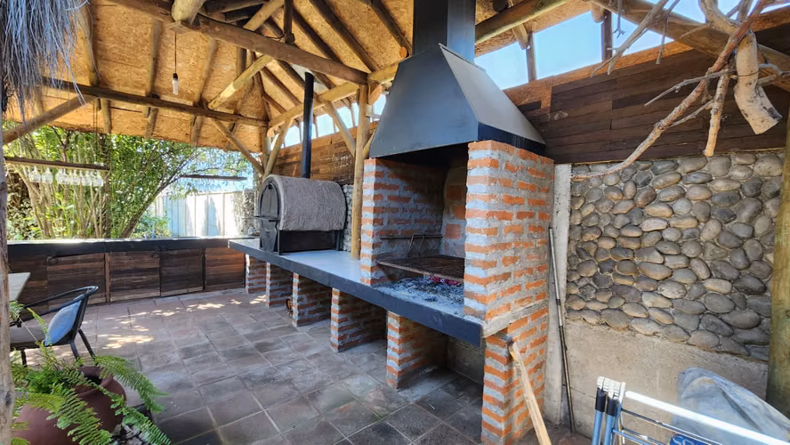 REBAJADA HERMOSA CASA DE 200 M2 EN TERRENO 2400 M2 EN PEUMO