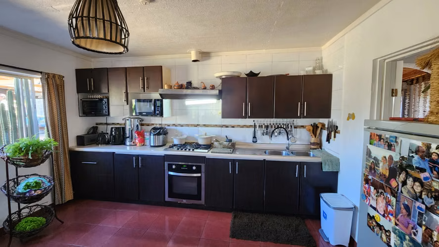 REBAJADA HERMOSA CASA DE 200 M2 EN TERRENO 2400 M2 EN PEUMO