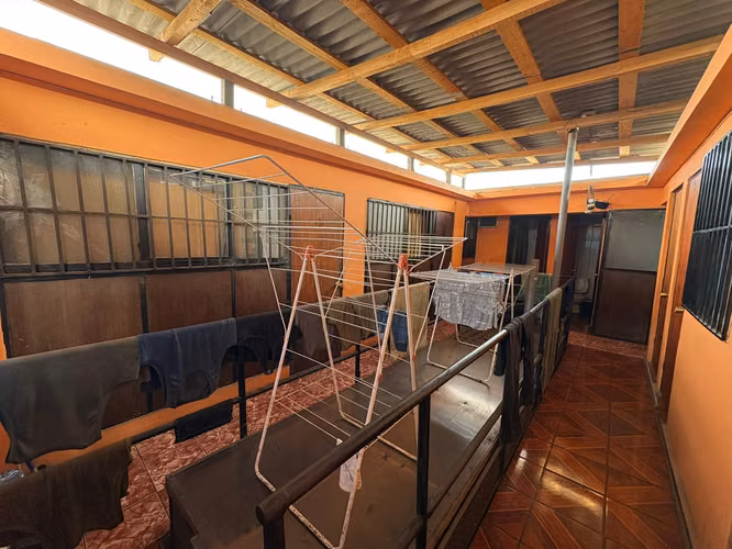 OPORTUNIDAD DE ARRIENDO DE PIEZA EXCELENTE HOSTAL
