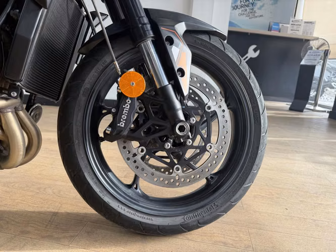 TRIUMPH STREET TRIPLE R - AÑO 2026