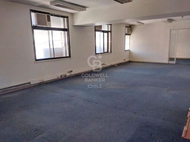 Amplias oficinas en tradicional sector centro de Santiago - Imagen 10