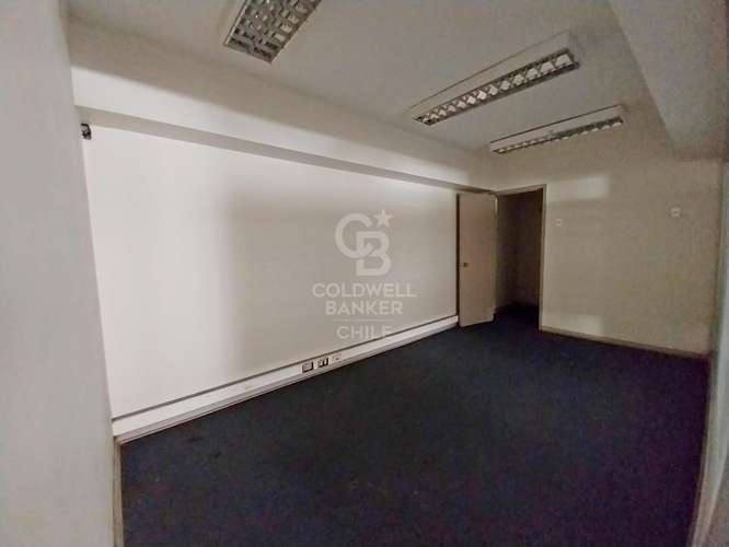 Amplias oficinas en tradicional sector centro de Santiago - Imagen 6