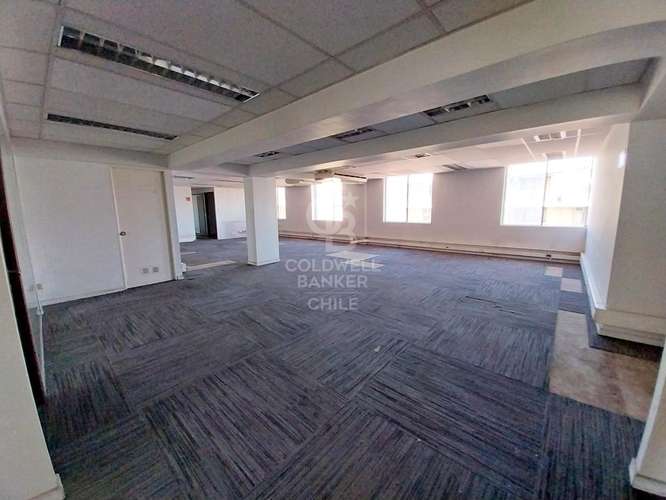 Amplias oficinas en tradicional sector centro de Santiago - Imagen 17