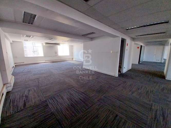 Amplias oficinas en tradicional sector centro de Santiago - Imagen 19