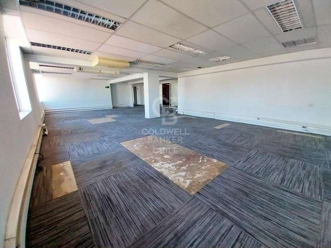 Amplias oficinas en tradicional sector centro de Santiago - Imagen 16