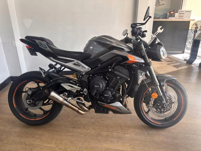 TRIUMPH STREET TRIPLE RS - AÑO 2024