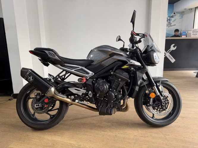 TRIUMPH STREET TRIPLE R - AÑO 2024