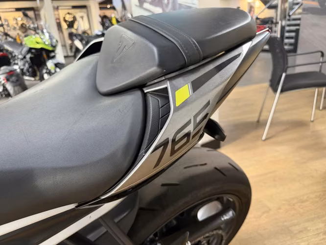 TRIUMPH STREET TRIPLE R - AÑO 2024
