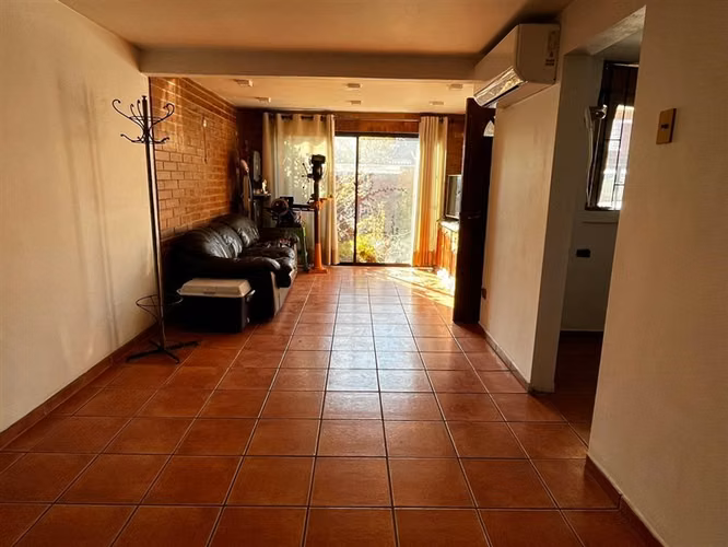 Casa de 4 dormitorios regularizada a pasos de Vic Mackenna.