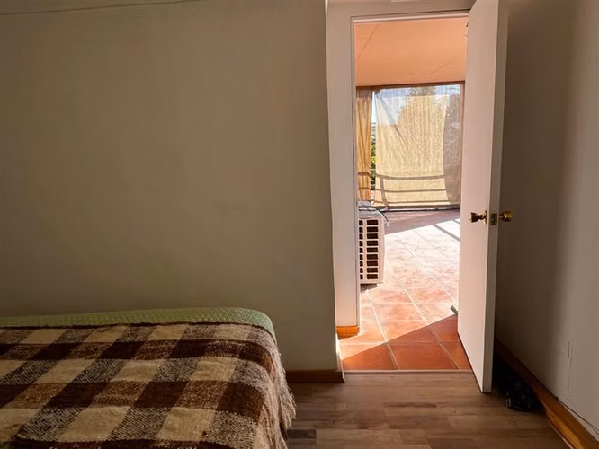 Casa de 4 dormitorios regularizada a pasos de Vic Mackenna.