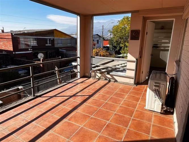 Casa de 4 dormitorios regularizada a pasos de Vic Mackenna.