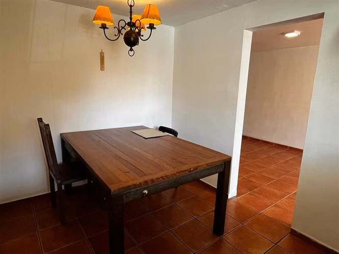 Casa de 4 dormitorios regularizada a pasos de Vic Mackenna.