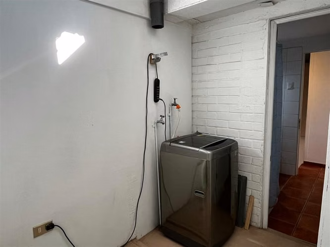 Casa de 4 dormitorios regularizada a pasos de Vic Mackenna.