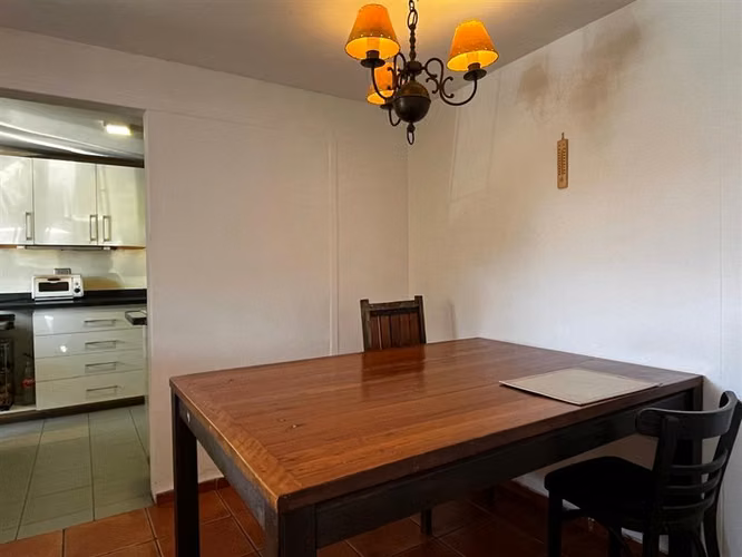 Casa de 4 dormitorios regularizada a pasos de Vic Mackenna.