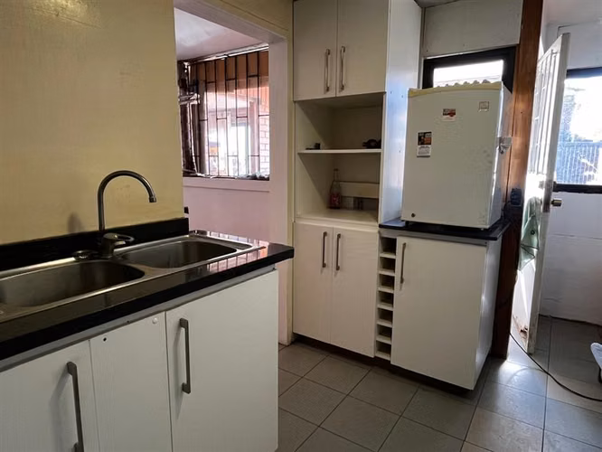 Casa de 4 dormitorios regularizada a pasos de Vic Mackenna.