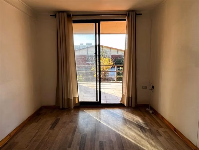 Casa de 4 dormitorios regularizada a pasos de Vic Mackenna.