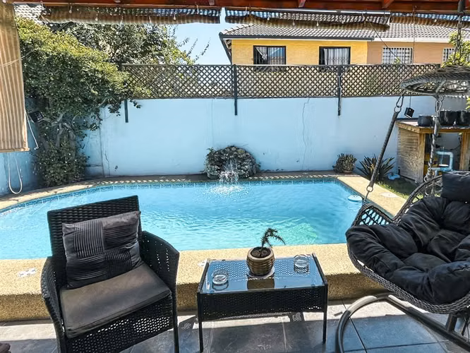 Casa de 4 dormitorios con piscina y 2 estacionamientos