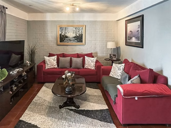 Casa de 4 dormitorios con piscina y 2 estacionamientos