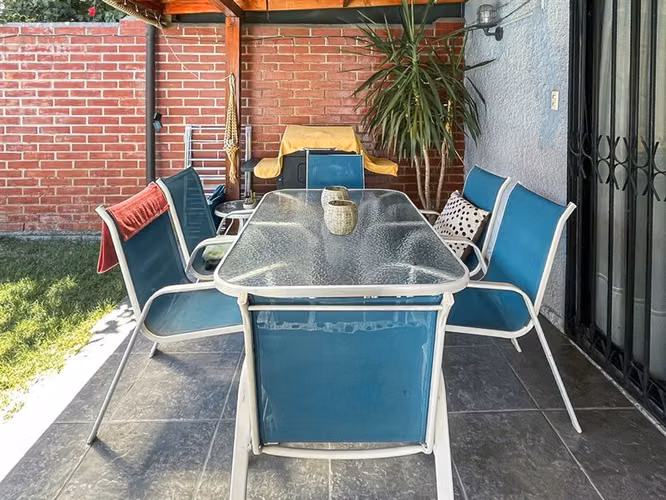 Casa de 4 dormitorios con piscina y 2 estacionamientos