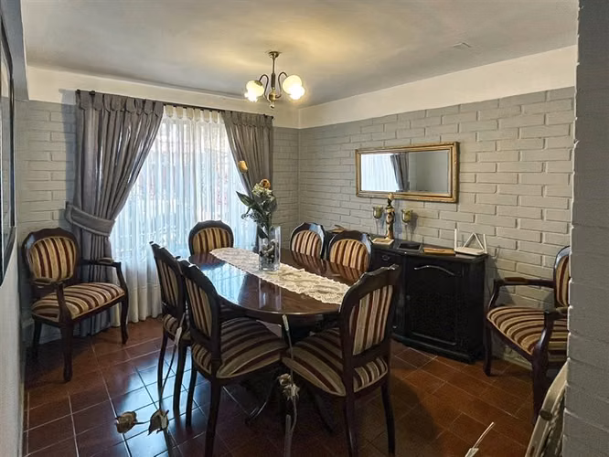Casa de 4 dormitorios con piscina y 2 estacionamientos