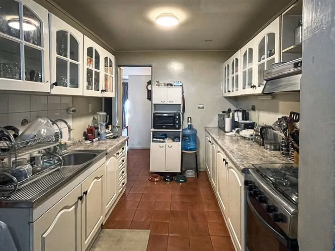 Casa de 4 dormitorios con piscina y 2 estacionamientos