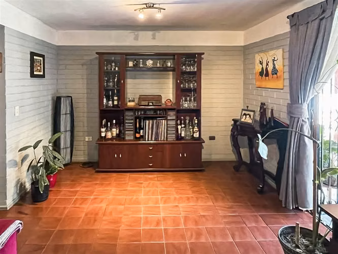 Casa de 4 dormitorios con piscina y 2 estacionamientos