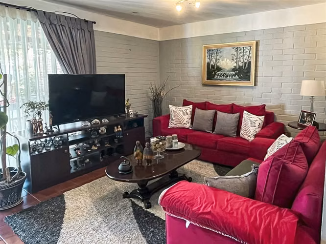 Casa de 4 dormitorios con piscina y 2 estacionamientos