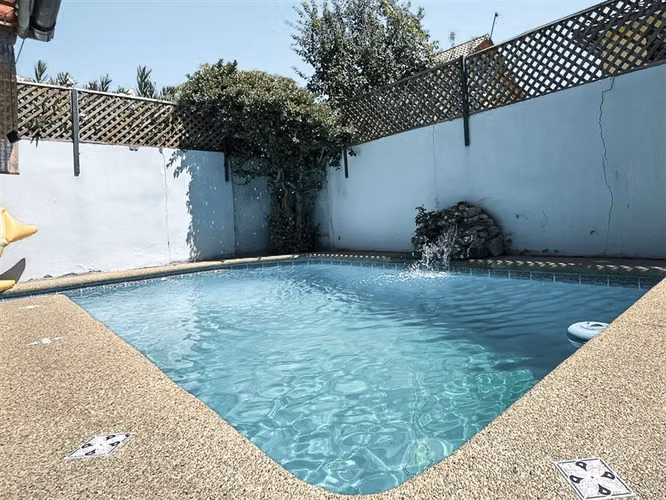 Casa de 4 dormitorios con piscina y 2 estacionamientos