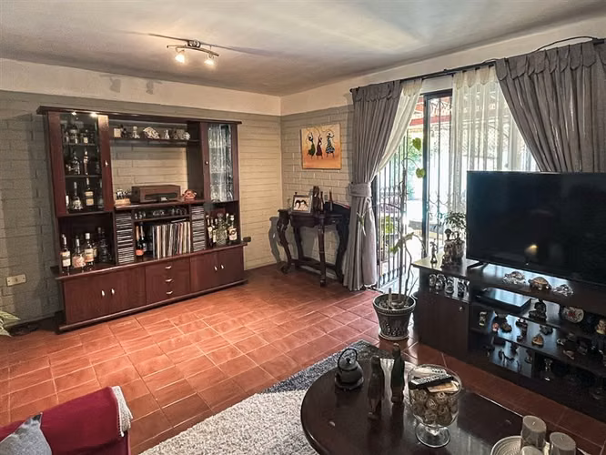 Casa de 4 dormitorios con piscina y 2 estacionamientos