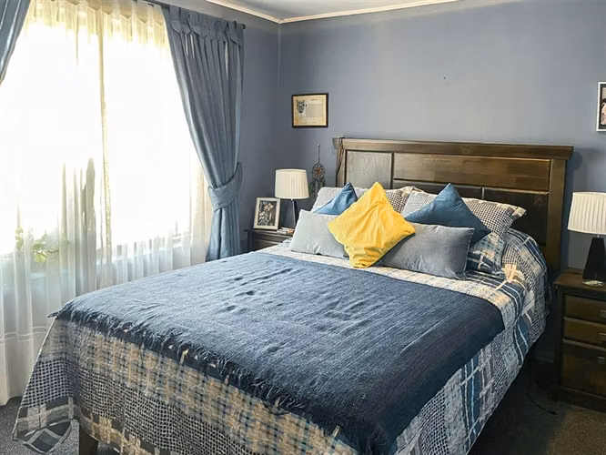 Casa de 4 dormitorios con piscina y 2 estacionamientos