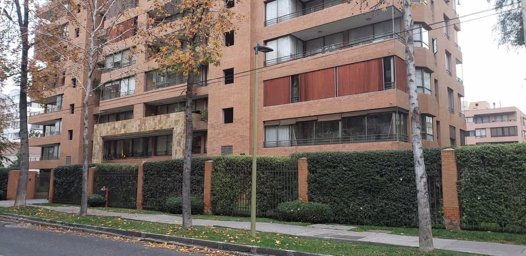 Pieza con baño privado salida a terraza a 2 cuadras de metro Colon