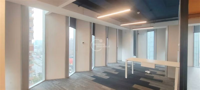 Luminosa Oficina en arriendo en Escuela Militar 72 UF