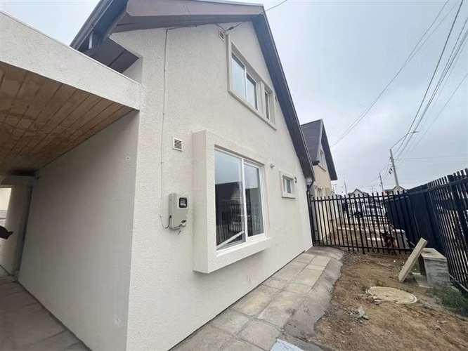 Casa en arriendo de 4 dorm. en oriente de Talca