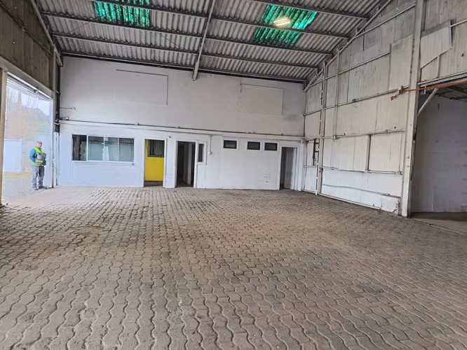 Se Arrienda Bodega de 300mts2 con Patio de maniobra de 600mts2 en Concon Sector industrial