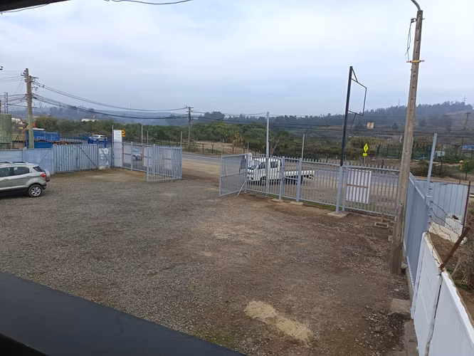 Se Arrienda Bodega de 300mts2 con Patio de maniobra de 600mts2 en Concon Sector industrial