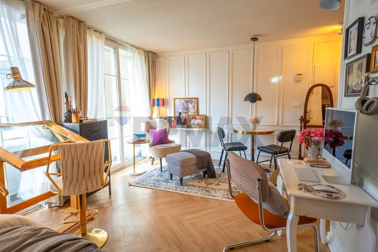Departamento remodelado de estilo parisino