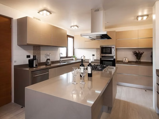 ARRIENDO AMOBLADO hermosa casa moderna, 4D, 5B, Parcela, quincho, piscina