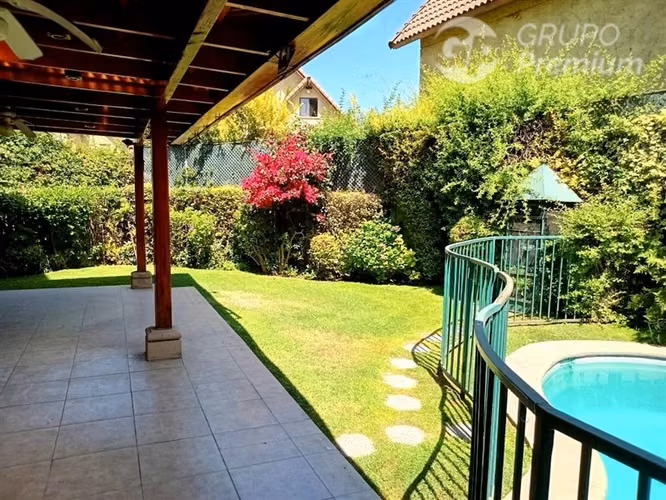 Casa en Venta de 4 Dorm. en Santa Marta de Huechuraba