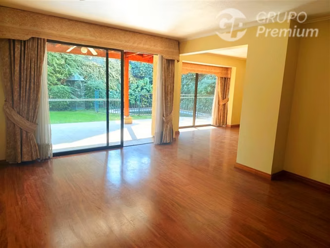 Casa en Venta de 4 Dorm. en Santa Marta de Huechuraba