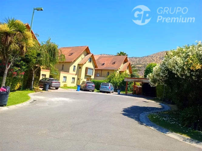 Casa en Venta de 4 Dorm. en Santa Marta de Huechuraba