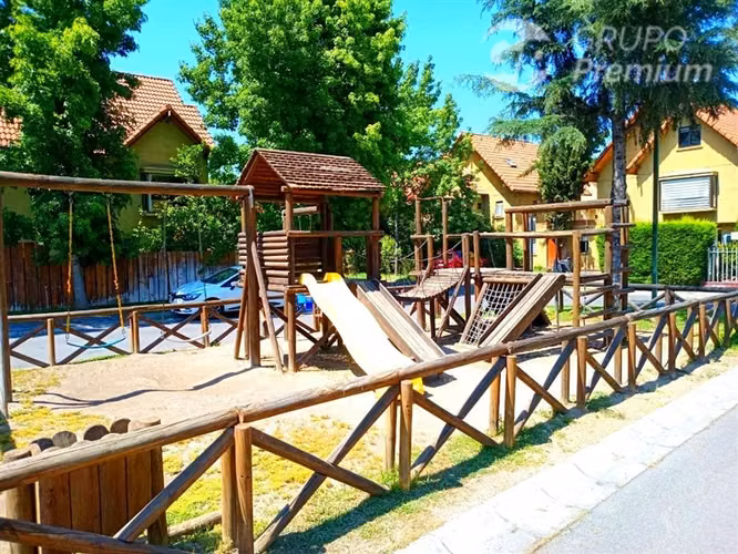 Casa en Venta de 4 Dorm. en Santa Marta de Huechuraba