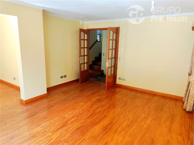 Casa en Venta de 4 Dorm. en Santa Marta de Huechuraba
