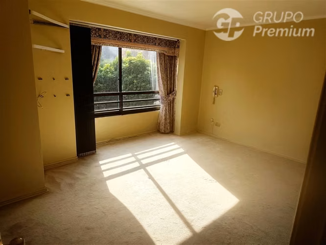 Casa en Venta de 4 Dorm. en Santa Marta de Huechuraba