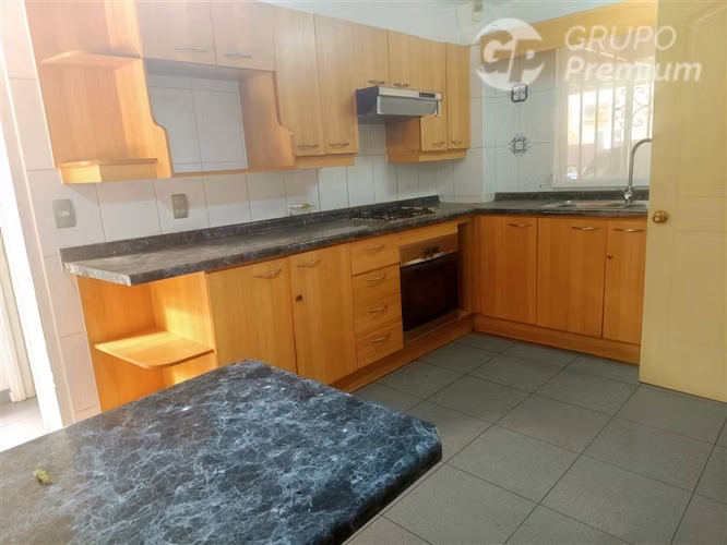 Casa en Venta de 4 Dorm. en Santa Marta de Huechuraba