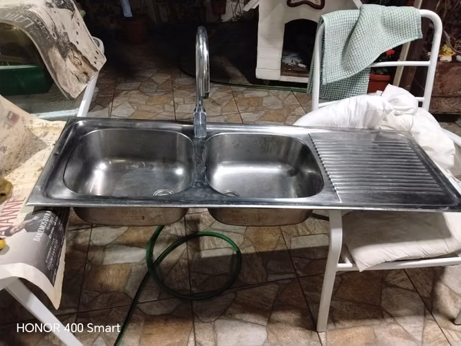 UN LAVAPLATOS DE ACERO INOXIDABLE CON LLAVE MONOCOMANDO
