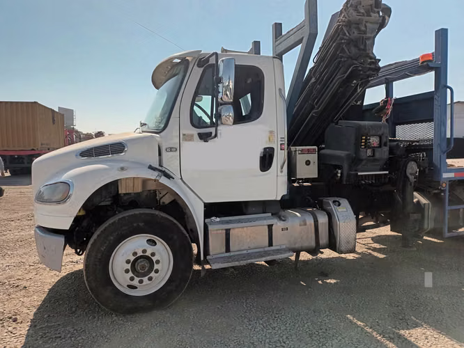 Freightliner M2 106 con Grua