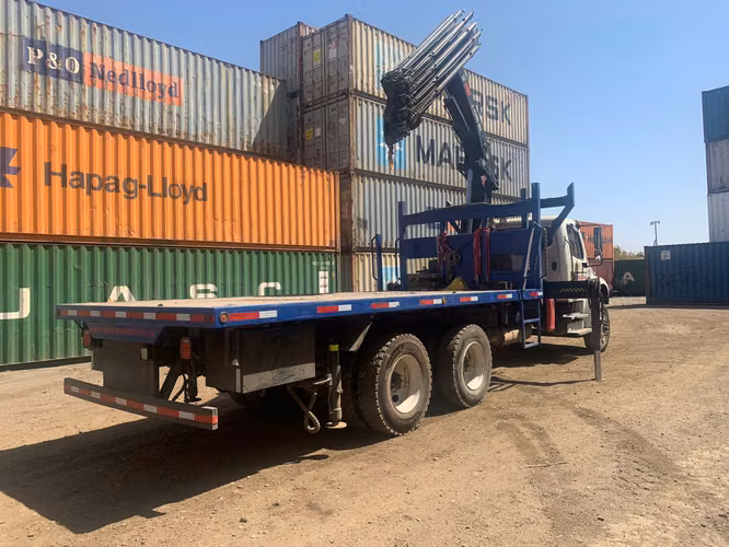 Freightliner M2 106 con Grua