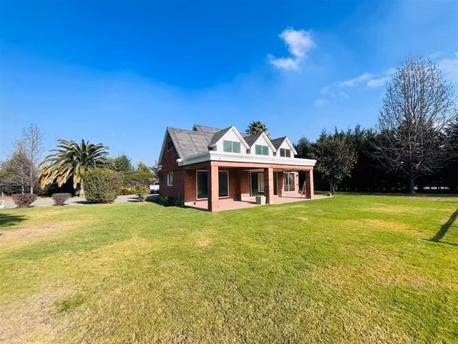 Casa en venta de 5 dormitorios, 4 baños, Chicureo , Colina.