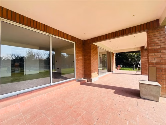 Casa en venta de 5 dormitorios, 4 baños, Chicureo , Colina.